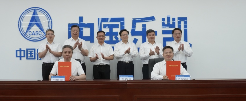 中國樂(lè )凱與宿遷市簽訂合作協(xié)議 侯景濱、李東會(huì )見(jiàn)宿遷市委書(shū)記陳忠偉并共同見(jiàn)證簽約